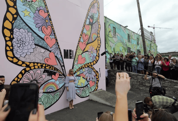 Image of Taylor Swift in Tennessee with the butterfly mural wall